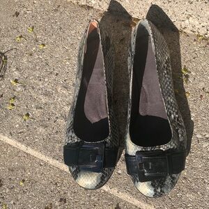 Snakeskin looks, vinyl price.